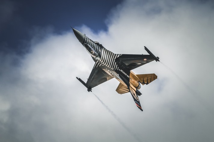 airplane-4139796_1280